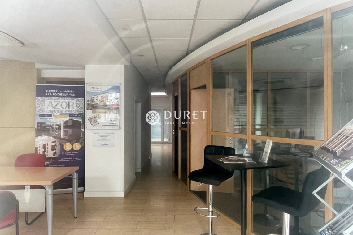 Louer Local commercial Local commercial, La Roche-sur-Yon 120 m2 - LP1858-DURET