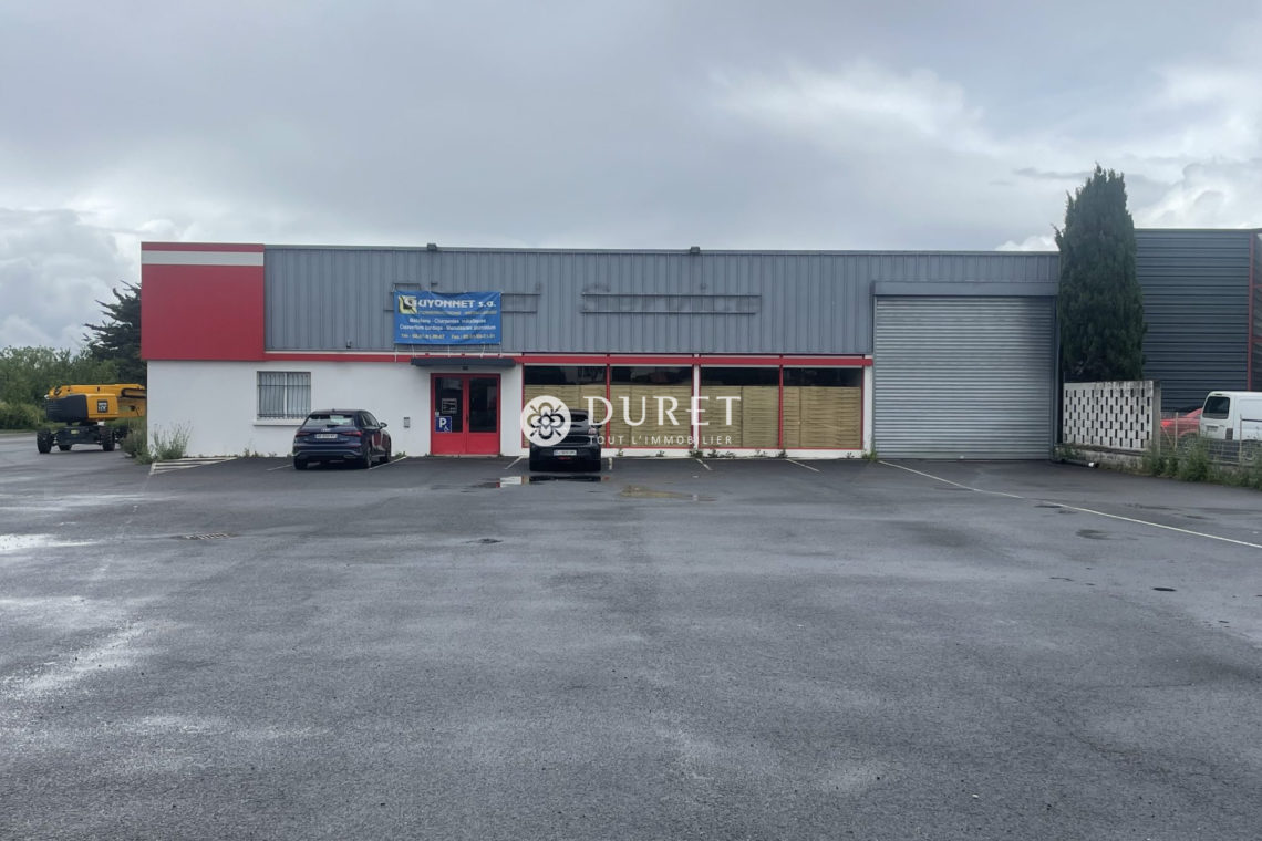 Louer Local professionnel Local professionnel, Fontenay-le-Comte 1400 m2 - LP2100-DURET